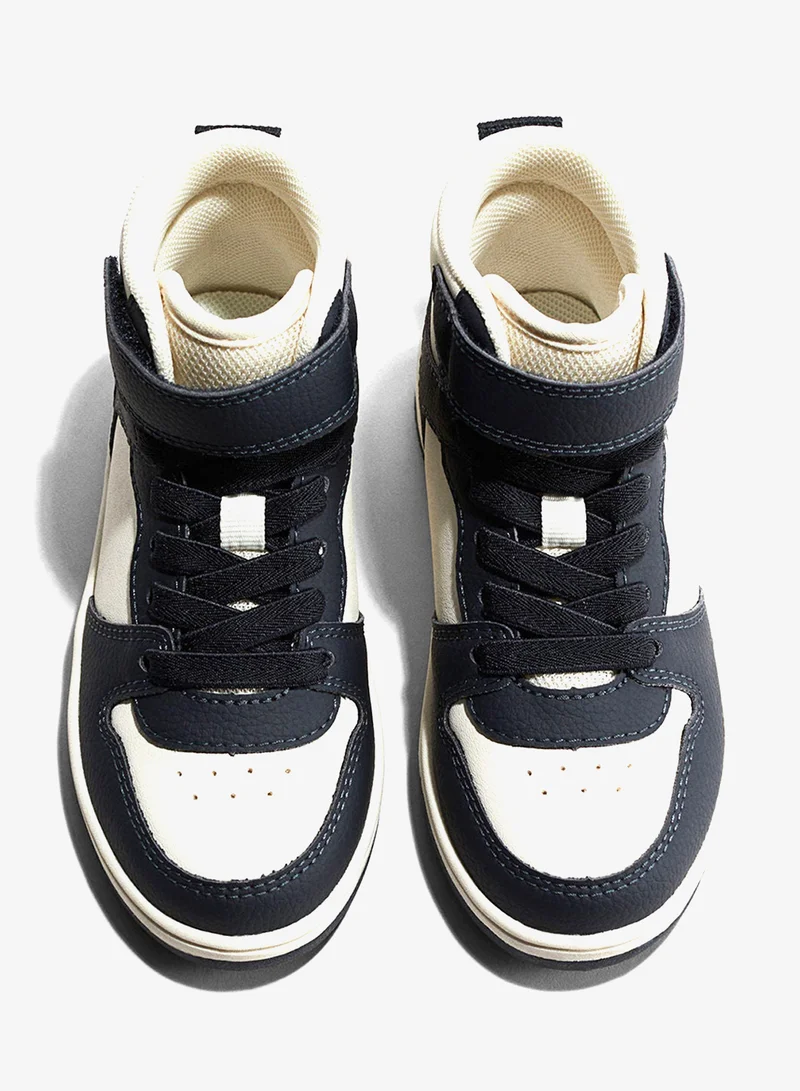 اتش اند ام حذاء رياضي عالي الساق